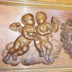 Buffet ancien en bois sculpté avec plusieurs sculptures