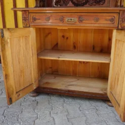 Buffet ancien en bois sculpté avec plusieurs sculptures