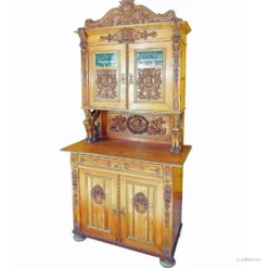 Buffet ancien en bois sculpté avec plusieurs sculptures