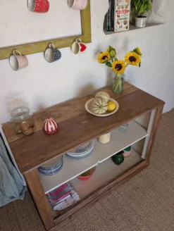 Buffet ancien en noyer – Console, meuble de salle de bain ou buffet de cuisine