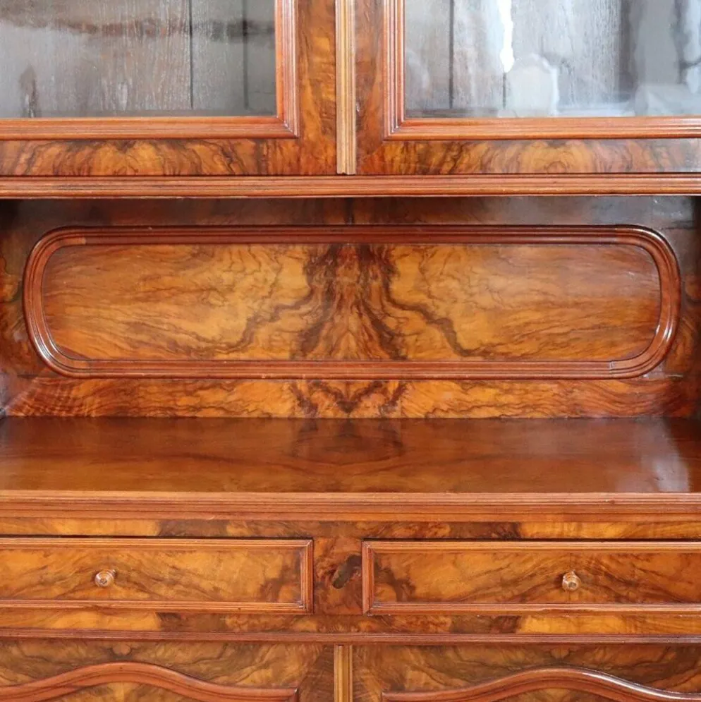 Buffet ancien en noyer ronce, Italie, milieu du 19e siècle.