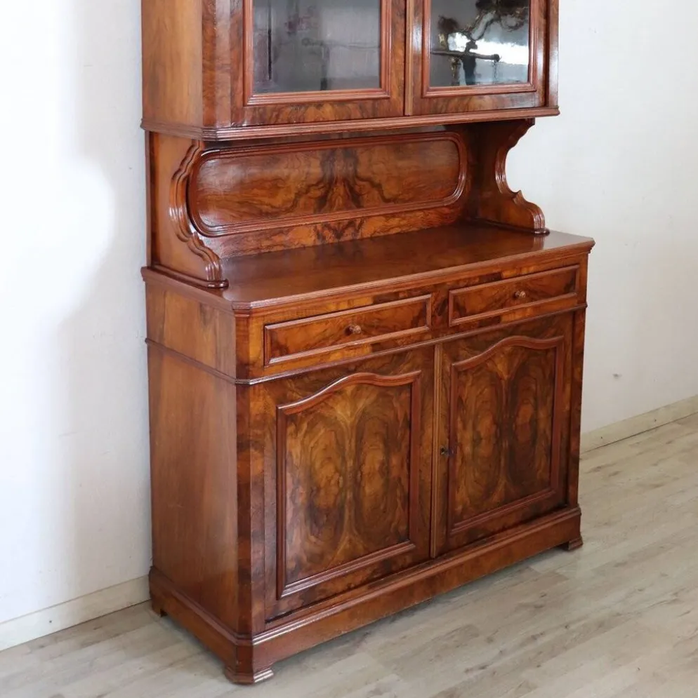 Buffet ancien en noyer ronce, Italie, milieu du 19e siècle.