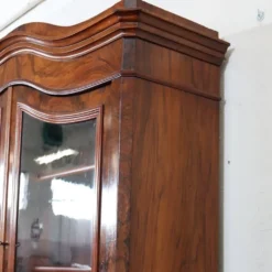 Buffet ancien en noyer ronce, Italie, milieu du 19e siècle.