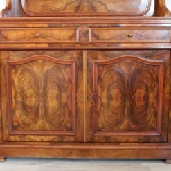 Buffet ancien en noyer ronce, Italie, milieu du 19e siècle.