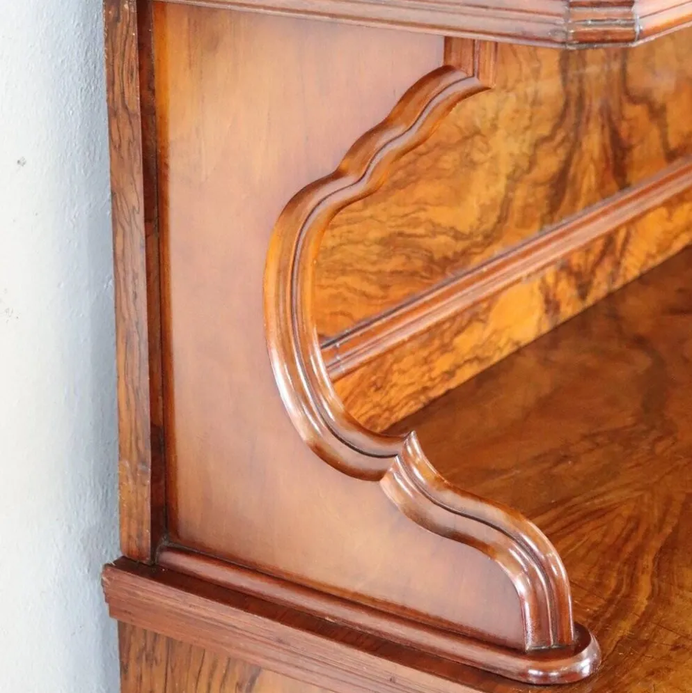Buffet ancien en noyer ronce, Italie, milieu du 19e siècle.