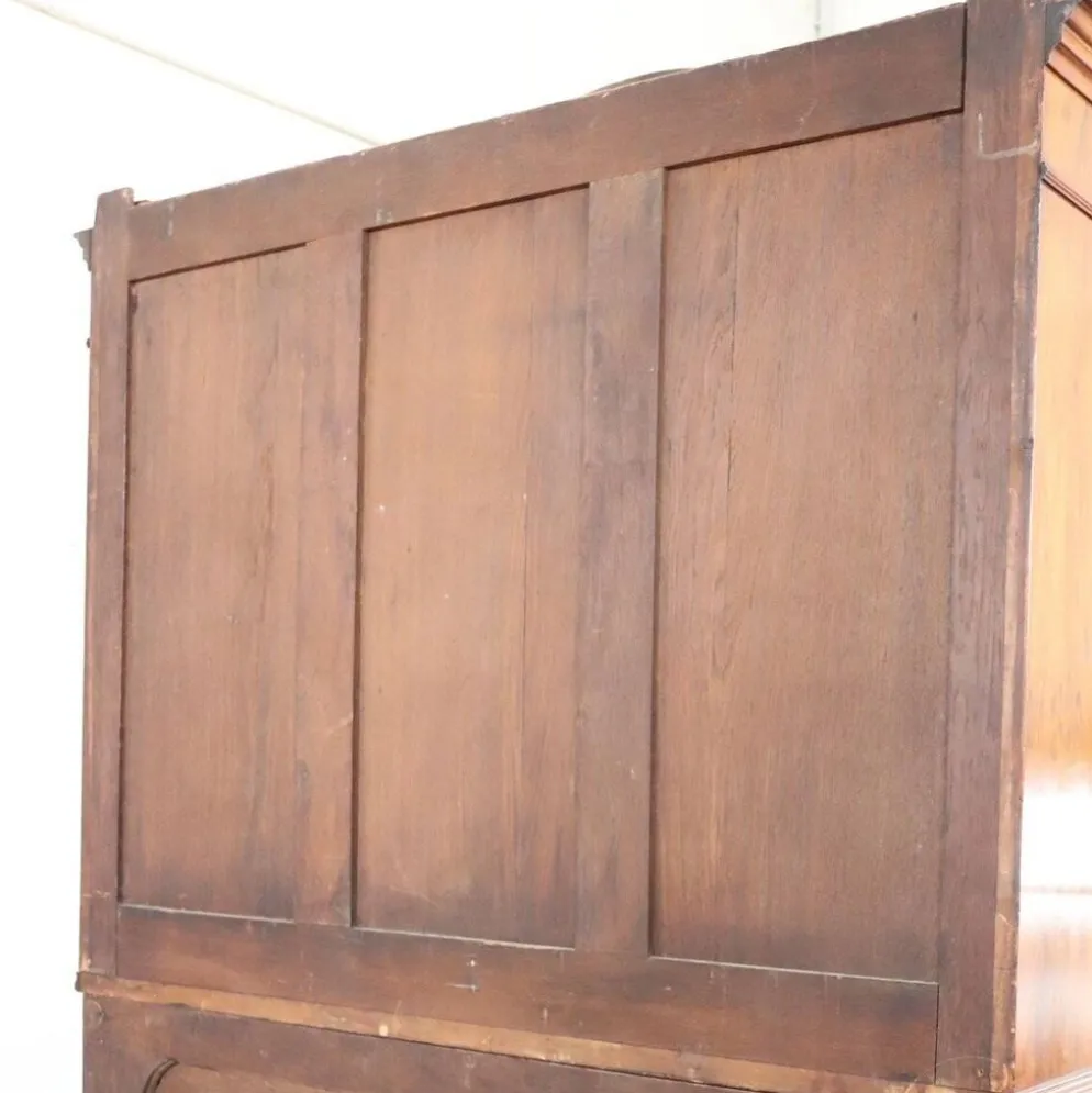 Buffet ancien en noyer ronce, Italie, milieu du 19e siècle.