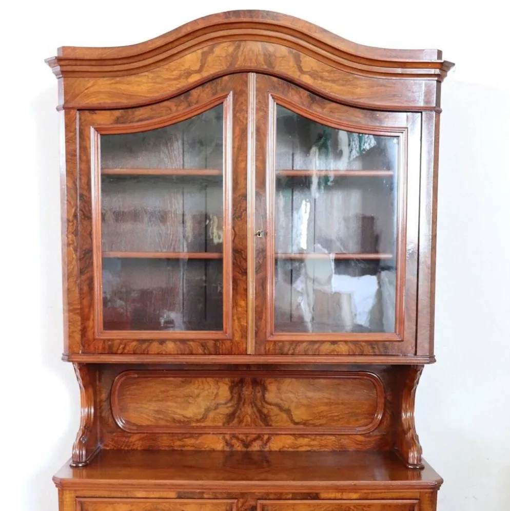 Buffet ancien en noyer ronce, Italie, milieu du 19e siècle.