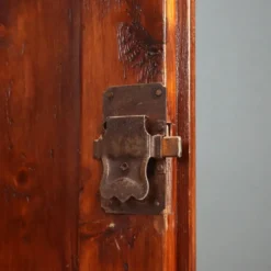 Buffet ancien en sapin à panneaux, Italie, milieu du XIXe siècle