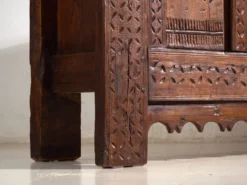 Buffet ancien sculpté en bois de pin – Xinjiang, vers 1900