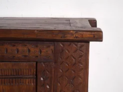 Buffet ancien sculpté en bois de pin – Xinjiang, vers 1900