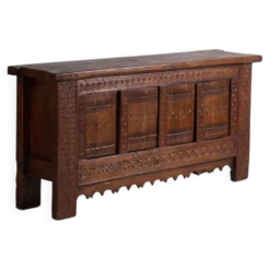 Buffet ancien sculpté en bois de pin – Xinjiang, vers 1900