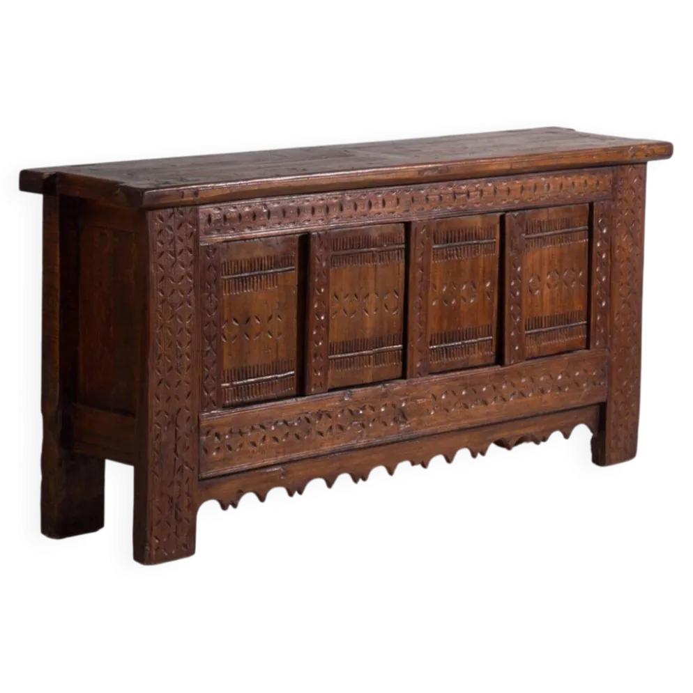 Buffet ancien sculpté en bois de pin – Xinjiang, vers 1900