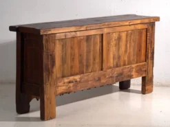 Buffet ancien sculpté en bois de pin – Xinjiang, vers 1900