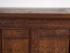Buffet ancien sculpté en bois de pin – Xinjiang, vers 1900