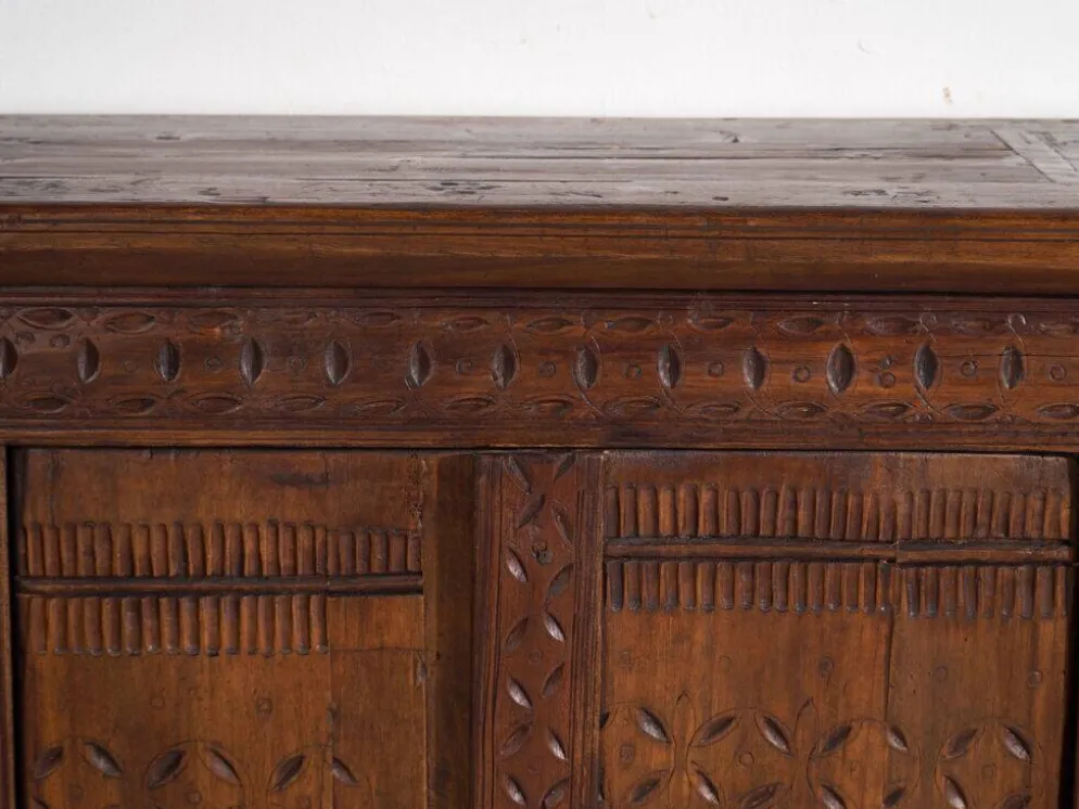 Buffet ancien sculpté en bois de pin – Xinjiang, vers 1900