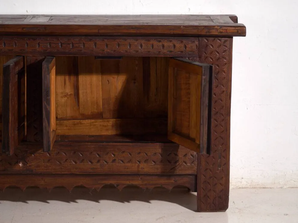 Buffet ancien sculpté en bois de pin – Xinjiang, vers 1900