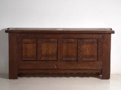 Buffet ancien sculpté en bois de pin – Xinjiang, vers 1900