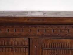 Buffet ancien sculpté en bois de pin – Xinjiang, vers 1900