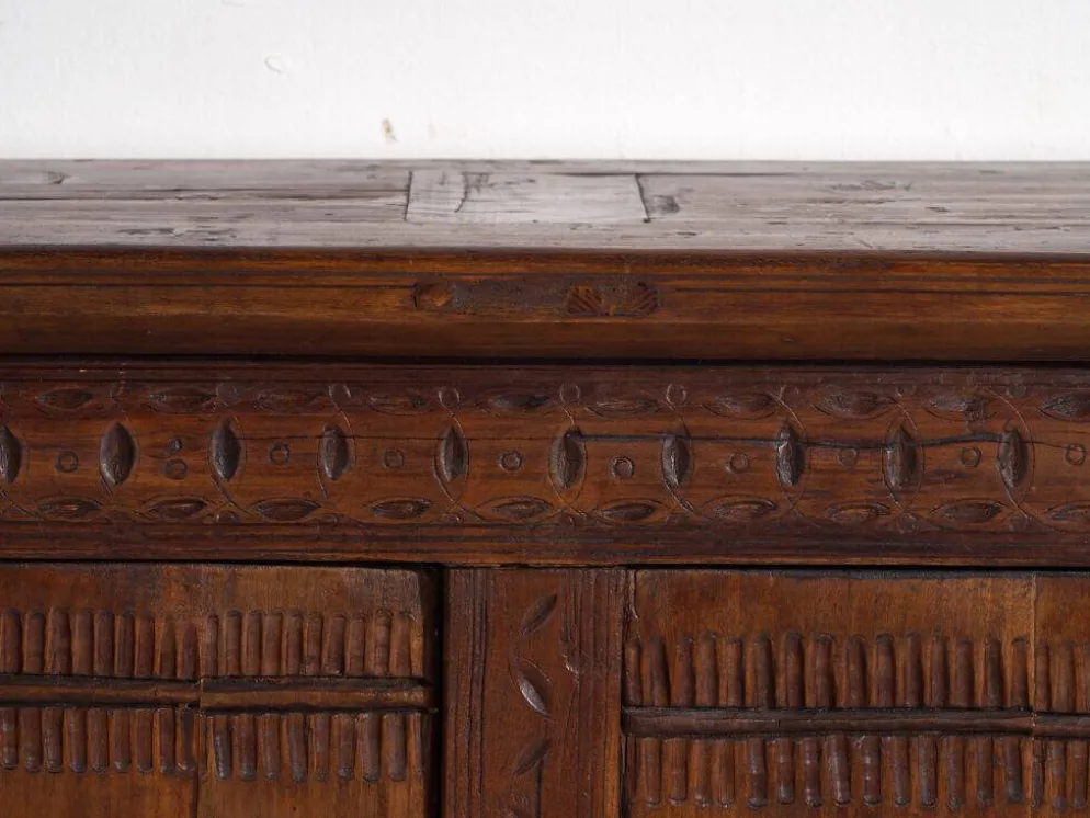 Buffet ancien sculpté en bois de pin – Xinjiang, vers 1900
