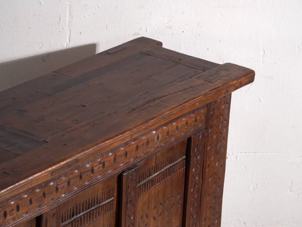 Buffet ancien sculpté en bois de pin – Xinjiang, vers 1900
