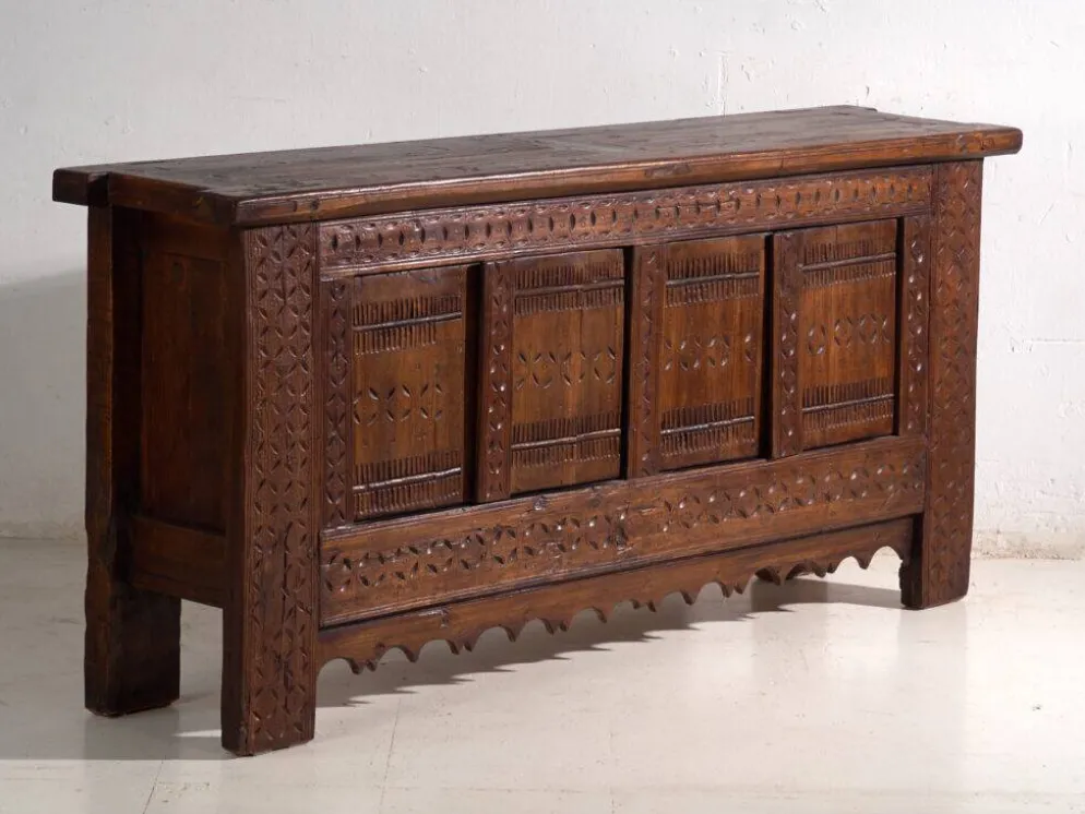 Buffet ancien sculpté en bois de pin – Xinjiang, vers 1900
