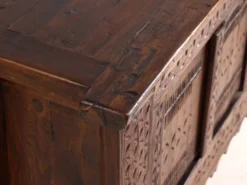 Buffet ancien sculpté en bois de pin – Xinjiang, vers 1900