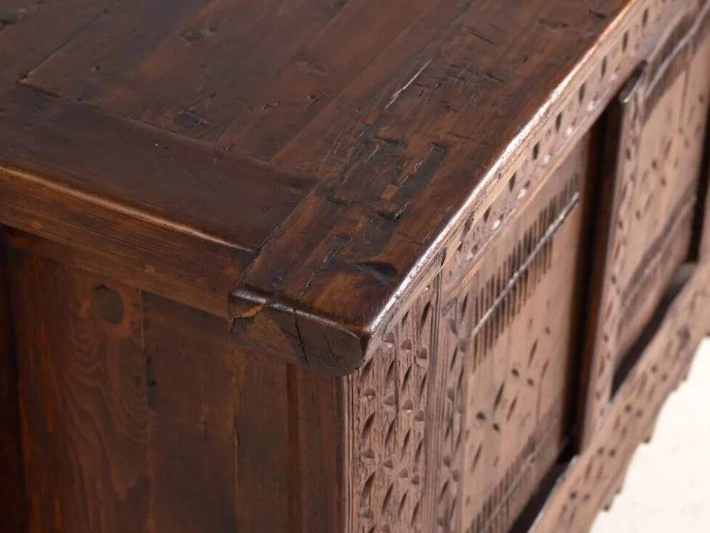 Buffet ancien sculpté en bois de pin – Xinjiang, vers 1900