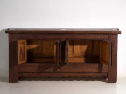Buffet ancien sculpté en bois de pin – Xinjiang, vers 1900