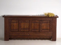 Buffet ancien sculpté en bois de pin – Xinjiang, vers 1900