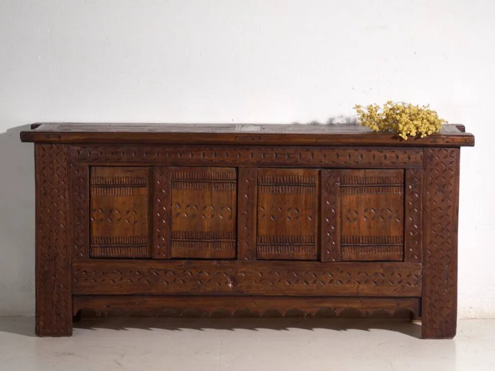 Buffet ancien sculpté en bois de pin – Xinjiang, vers 1900