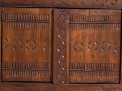 Buffet ancien sculpté en bois de pin – Xinjiang, vers 1900