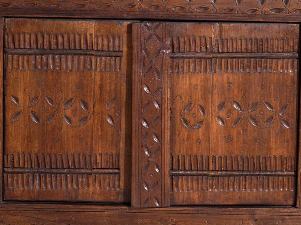 Buffet ancien sculpté en bois de pin – Xinjiang, vers 1900