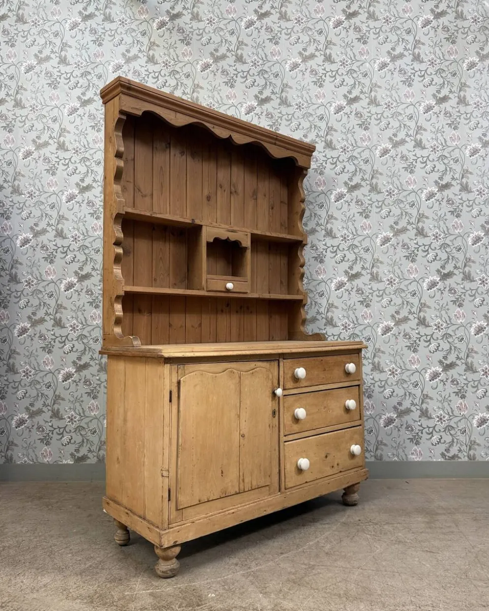 Buffet anglais ancien deux corps en pin massif (rénové)