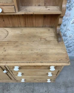 Buffet anglais ancien deux corps en pin massif (rénové)