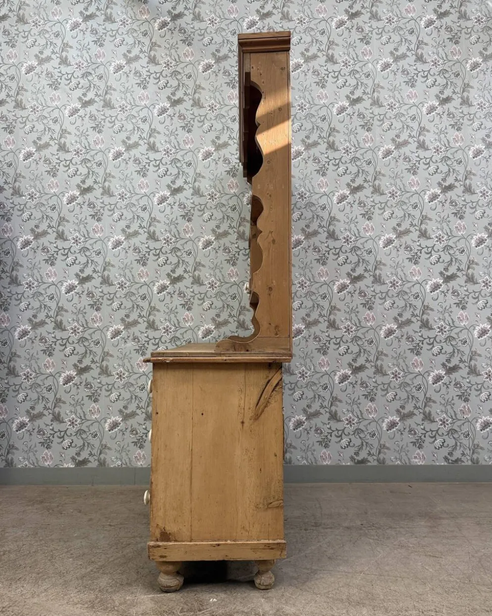 Buffet anglais ancien deux corps en pin massif (rénové)