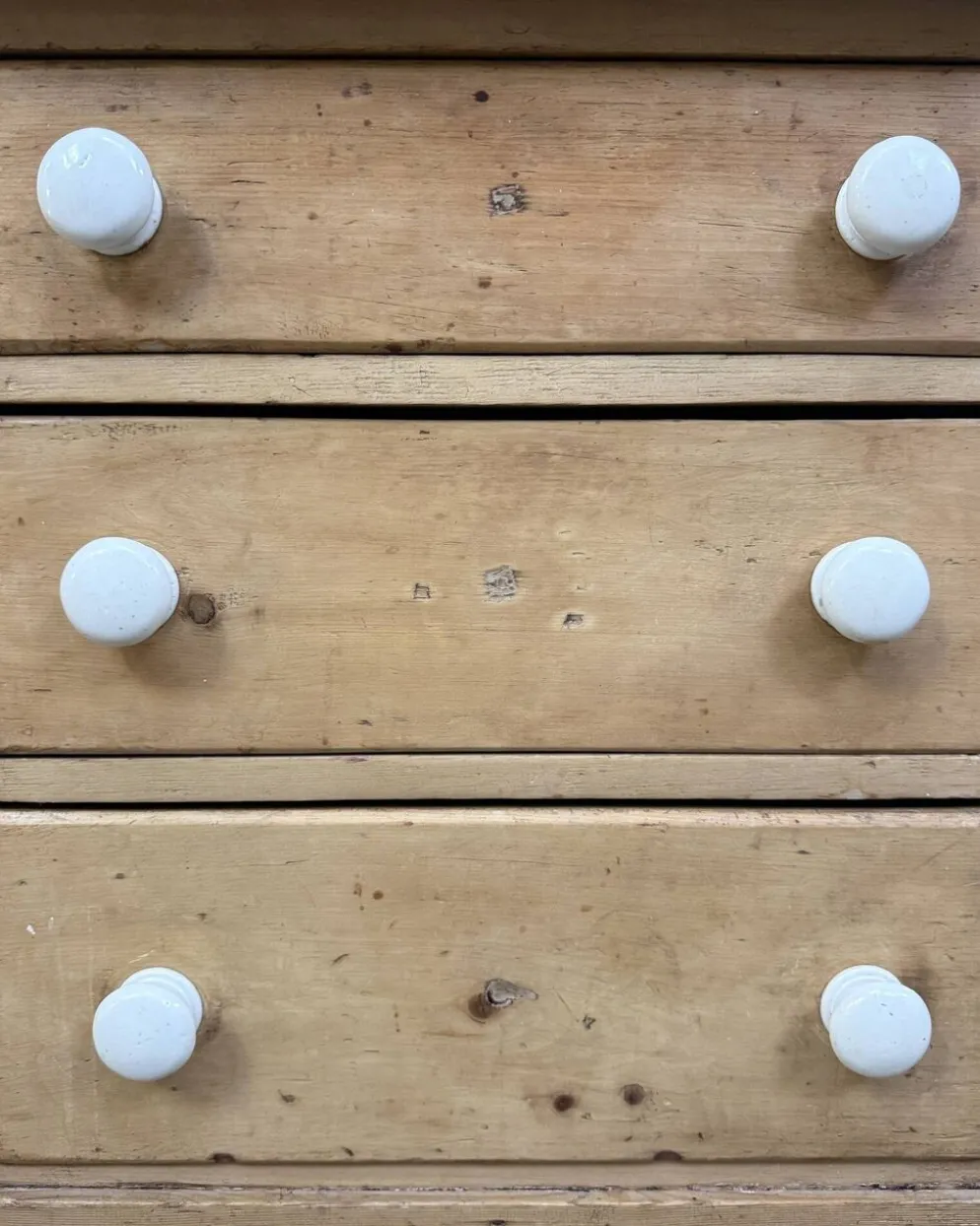 Buffet anglais ancien deux corps en pin massif (rénové)