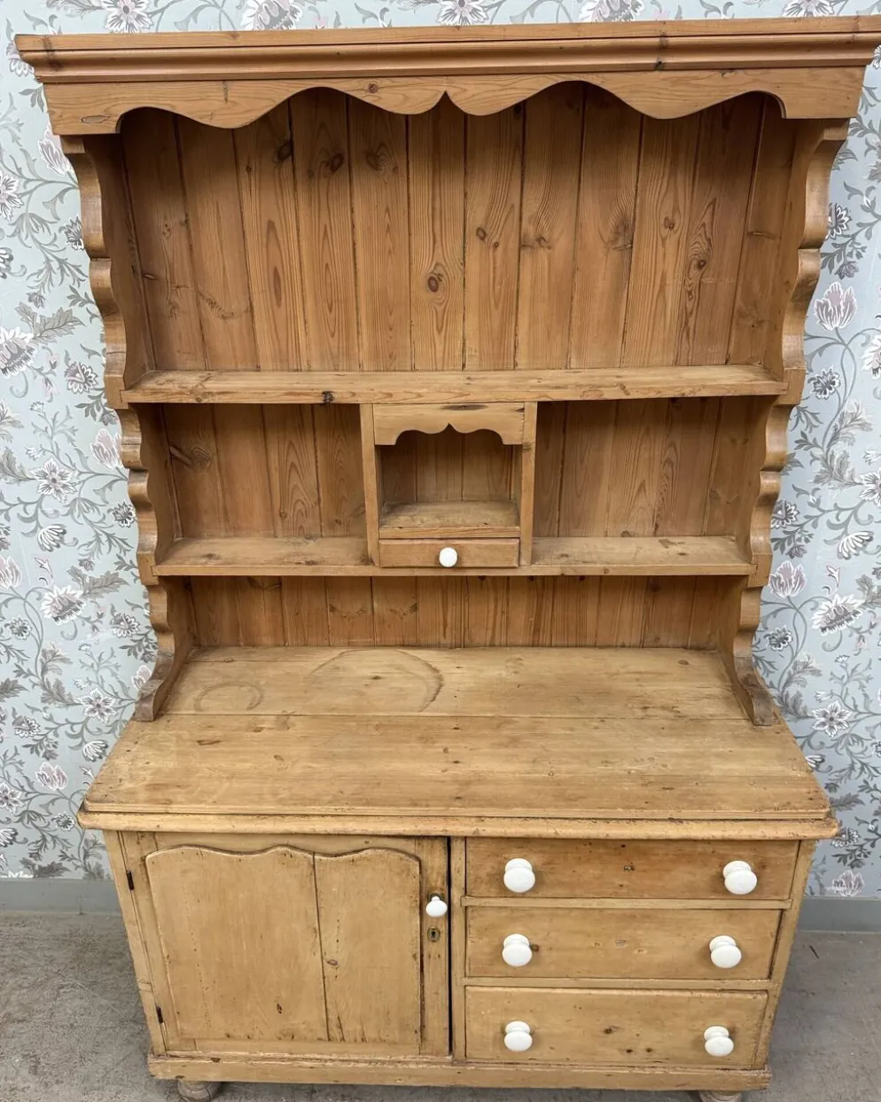Buffet anglais ancien deux corps en pin massif (rénové)