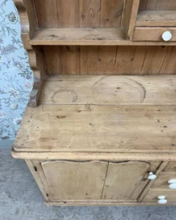 Buffet anglais ancien deux corps en pin massif (rénové)