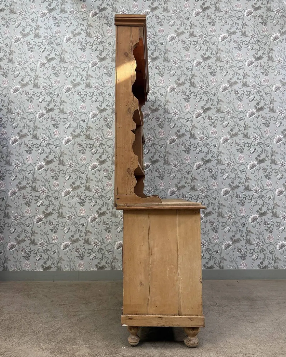 Buffet anglais ancien deux corps en pin massif (rénové)