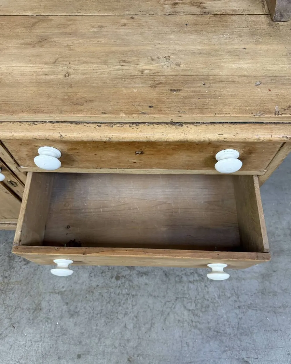 Buffet anglais ancien deux corps en pin massif (rénové)