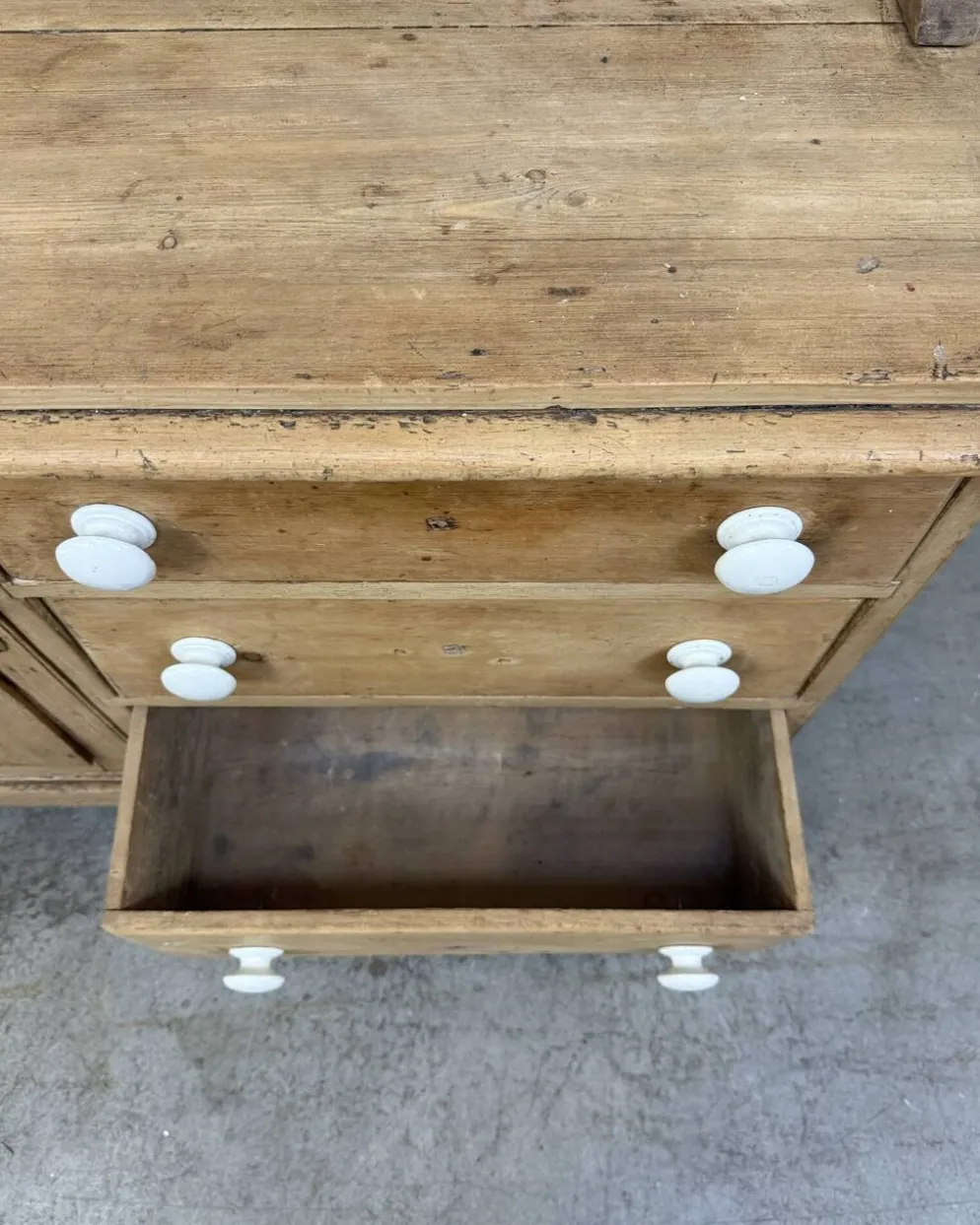 Buffet anglais ancien deux corps en pin massif (rénové)