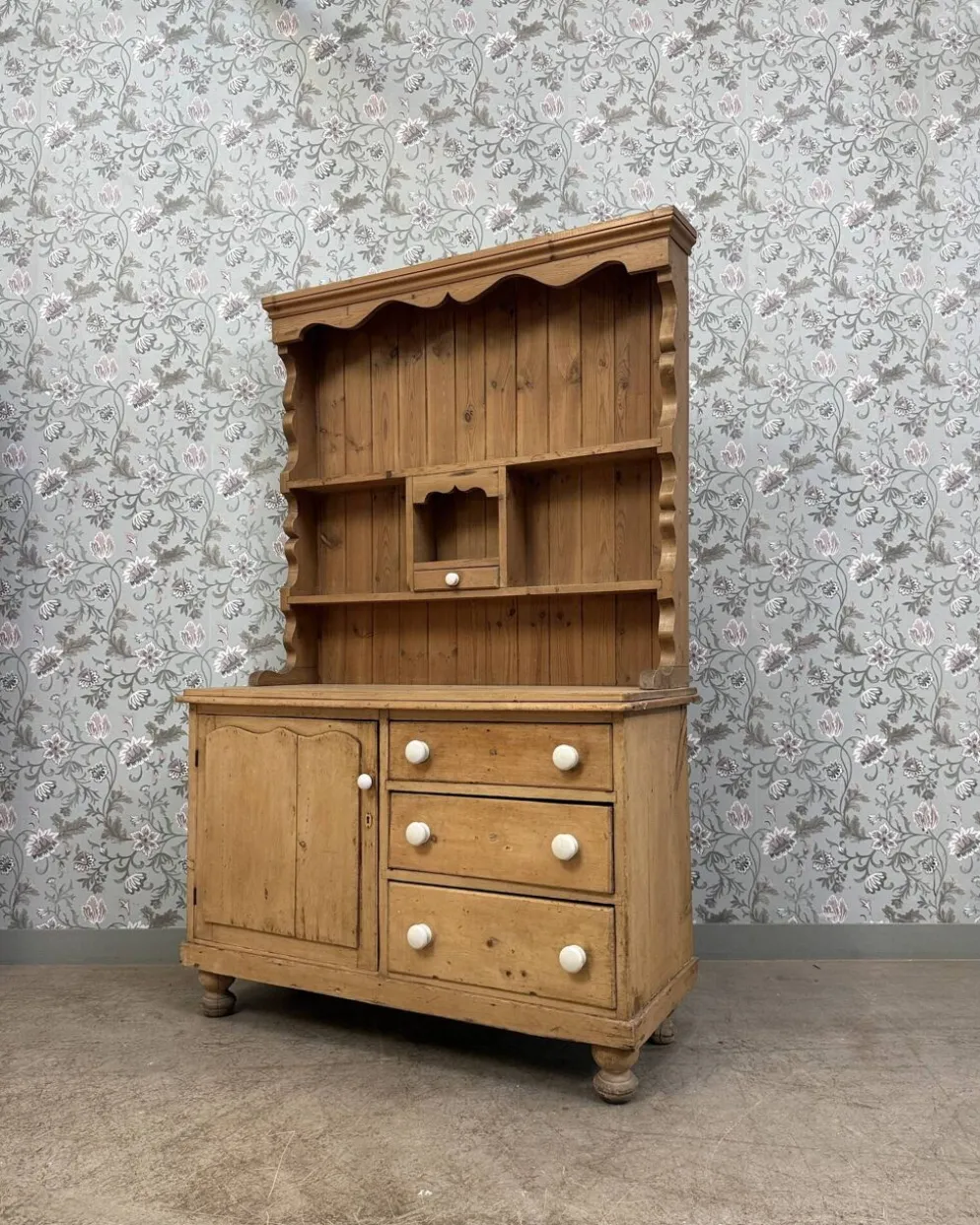 Buffet anglais ancien deux corps en pin massif (rénové)