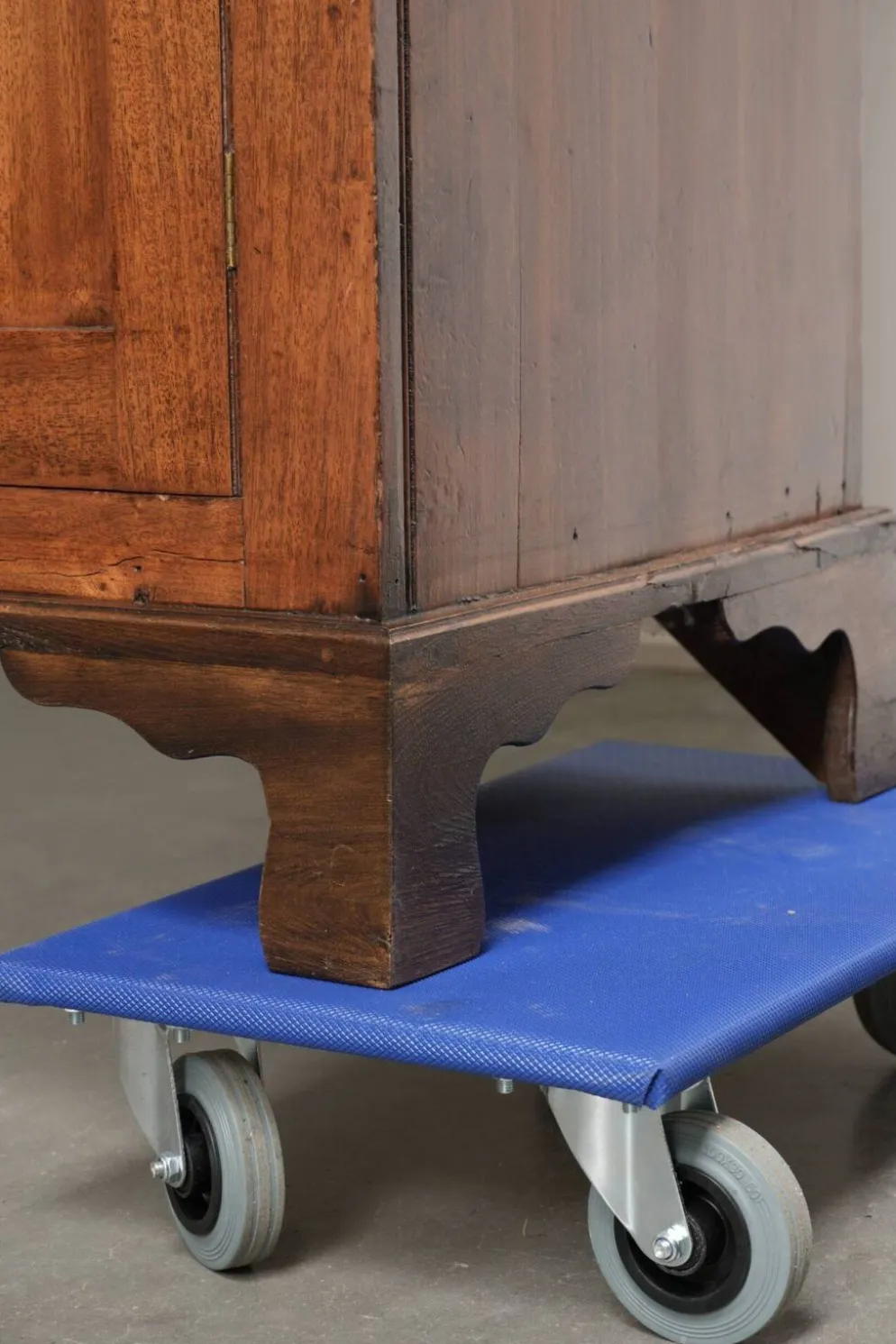 Buffet anglais ancien du début du 19e siècle dans le style gothique.