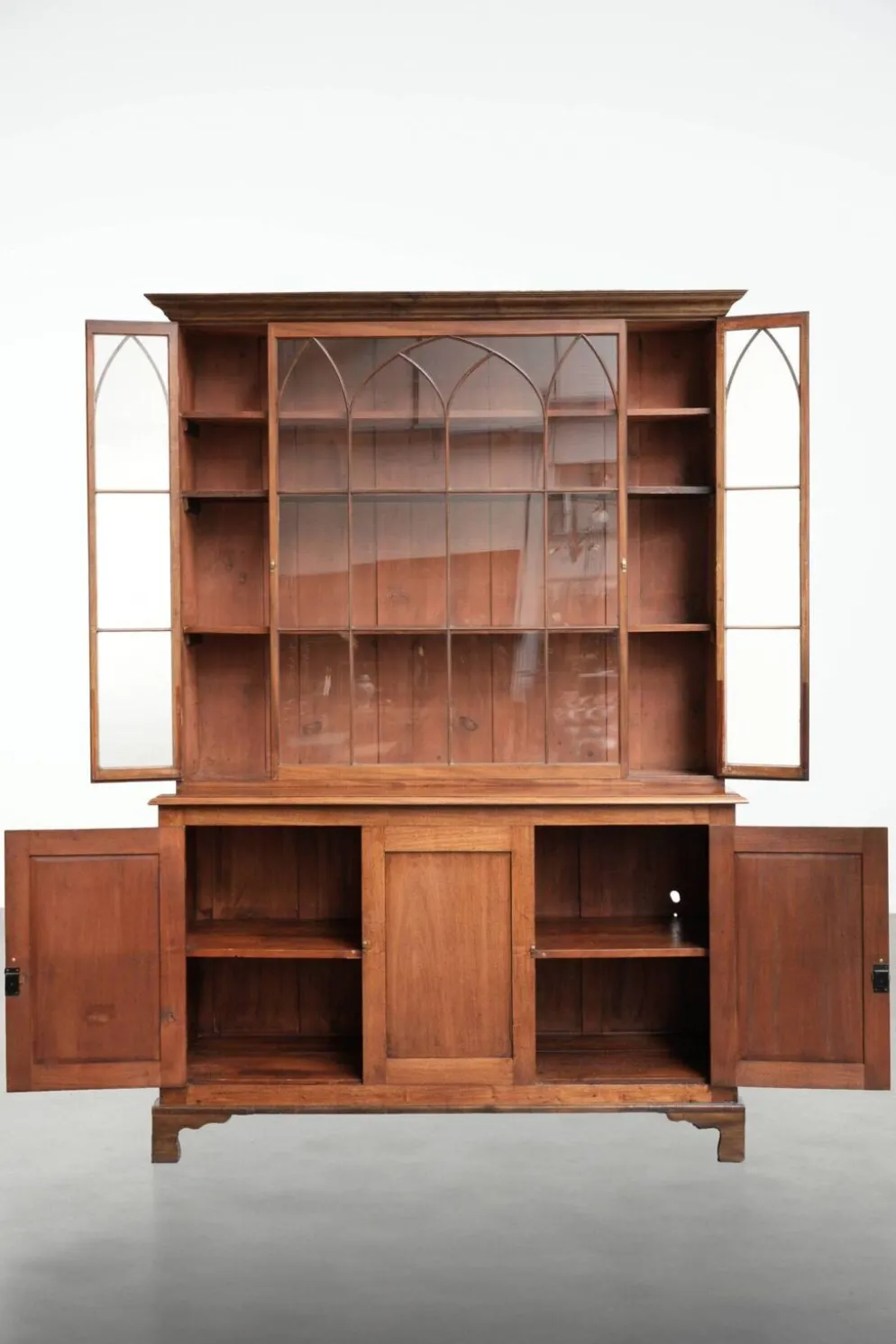 Buffet anglais ancien du début du 19e siècle dans le style gothique.