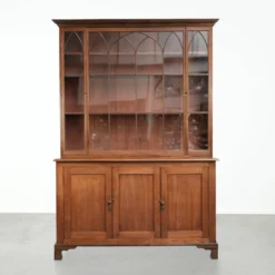 Buffet anglais ancien du début du 19e siècle dans le style gothique.