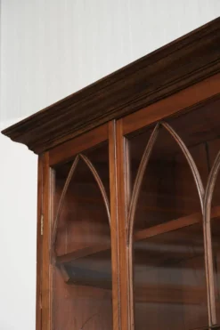 Buffet anglais ancien du début du 19e siècle dans le style gothique.