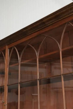 Buffet anglais ancien du début du 19e siècle dans le style gothique.