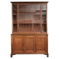 Buffet anglais ancien du début du 19e siècle dans le style gothique.