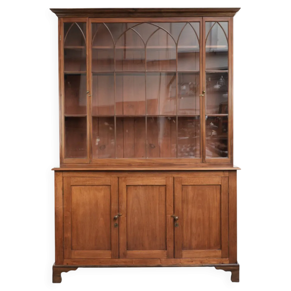 Buffet anglais ancien du début du 19e siècle dans le style gothique.