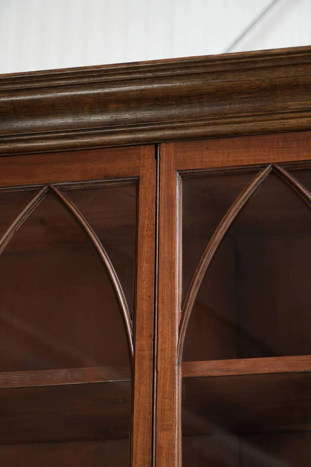 Buffet anglais ancien du début du 19e siècle dans le style gothique.